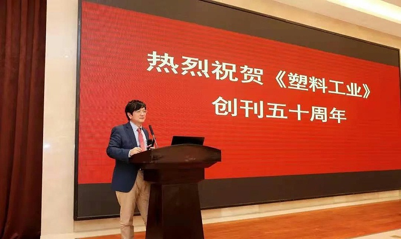 鄭強教授作報告并主持會議